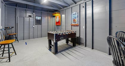 Charming Retreat House with Game room and Outdoor Firepit