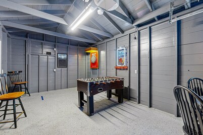 Charming Retreat House with Game room and Outdoor Firepit