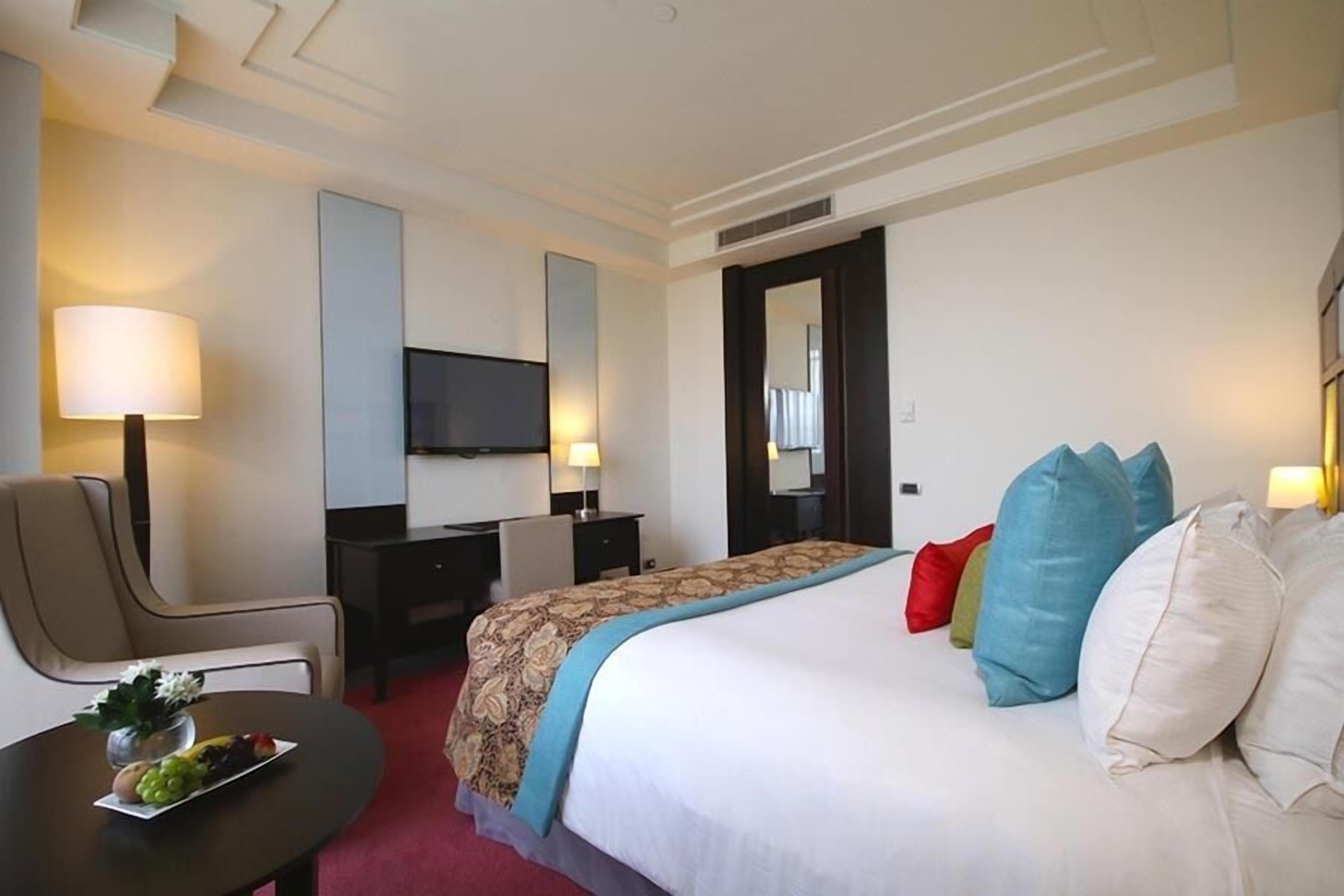 Junior Suite | Premium bedding, minibar, in-room safe, iron/ironing board