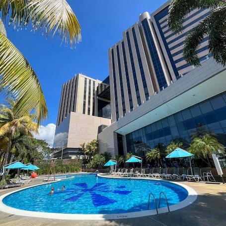 Una piscina al aire libre