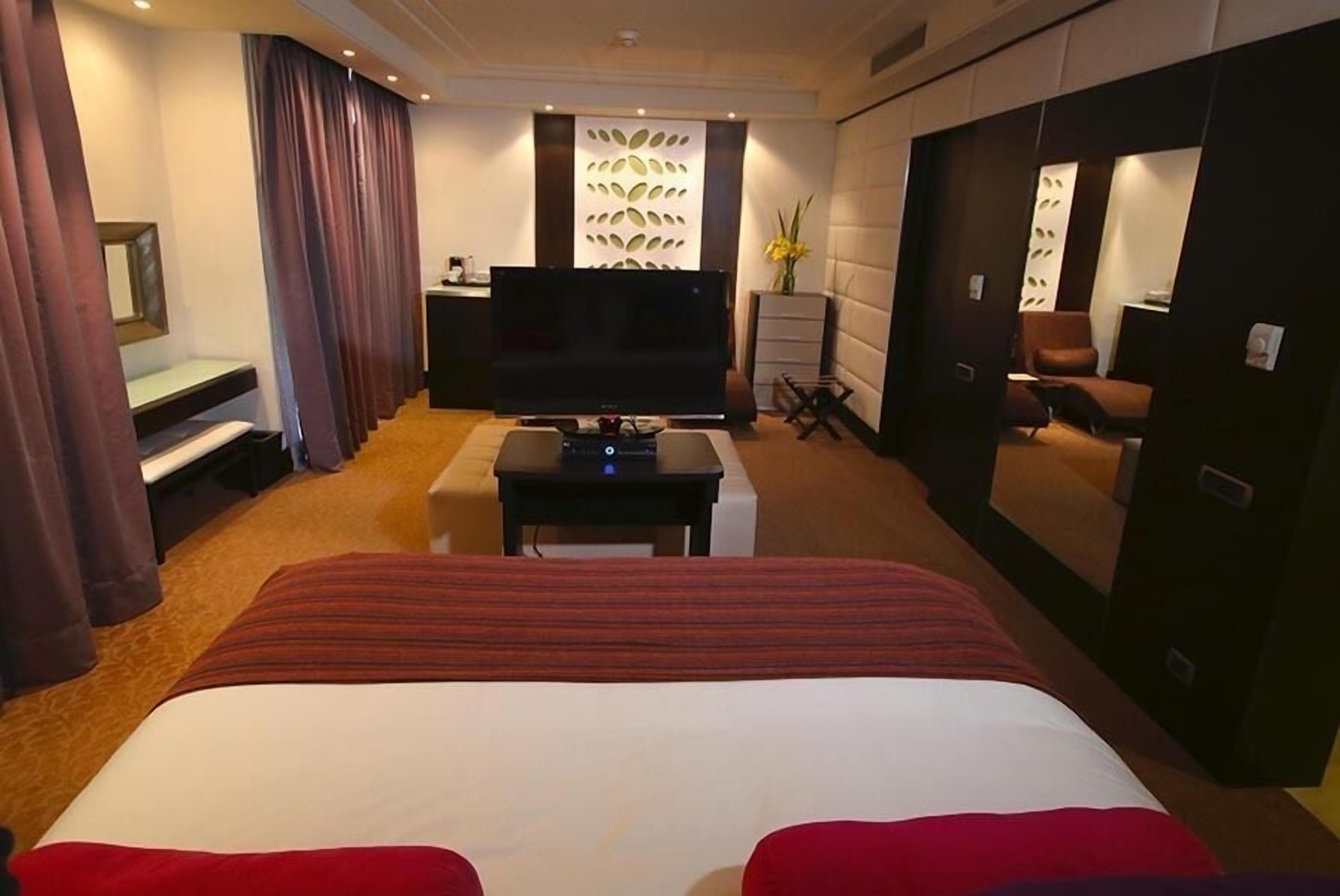 Executive suite | Luxe beddengoed, een minibar, een kluis op de kamer