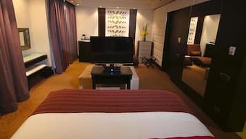 Executive Suite | Premium bedding, minibar, in-room safe, iron/ironing board