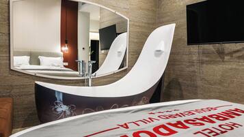 Deluxe Double Room, Bathtub | Free WiFi, bed sheets