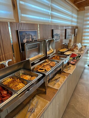 Free daily buffet breakfast  - Ambasador Hotel (Durrës)