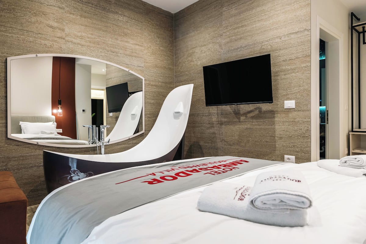 WiFi (free), bed sheets