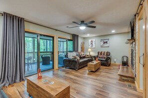 Smart TV, fireplace, table football - Cozy Escape • Gatlinburg • Hot Tub, Games & Views (Gatlinburg)