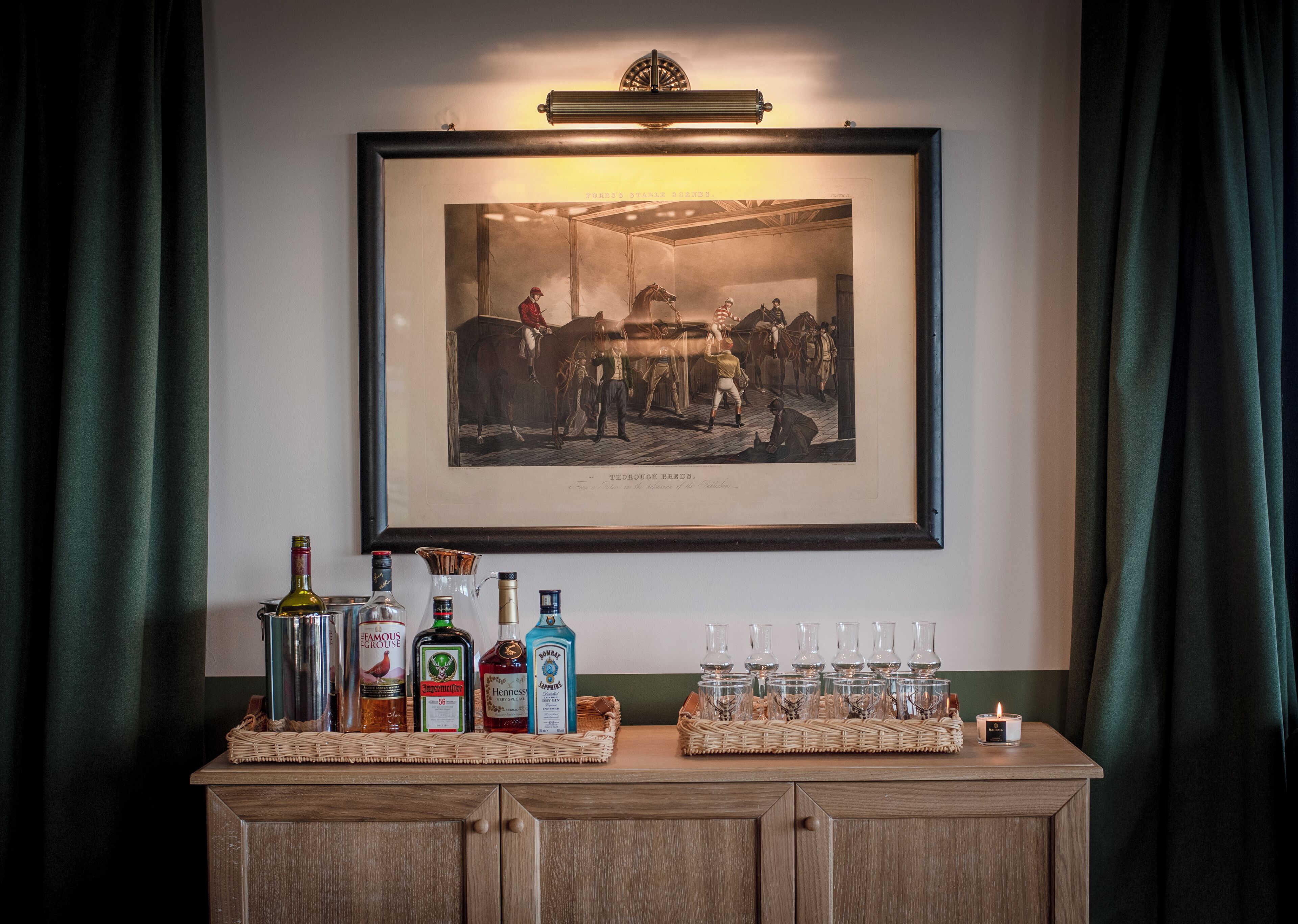 Ein gerahmtes historisches Foto über einer Bar mit Flaschen und Gläsern.