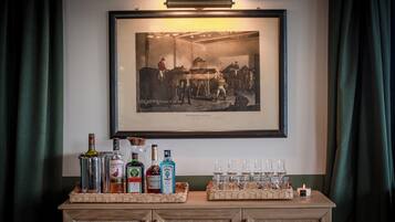 Ein gerahmtes historisches Foto über einer Bar mit Flaschen und Gläsern.