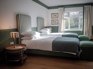6 bedrooms, iron/ironing board, WiFi, bed sheets