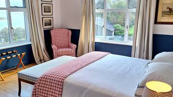 6 bedrooms, iron/ironing board, WiFi, bed sheets