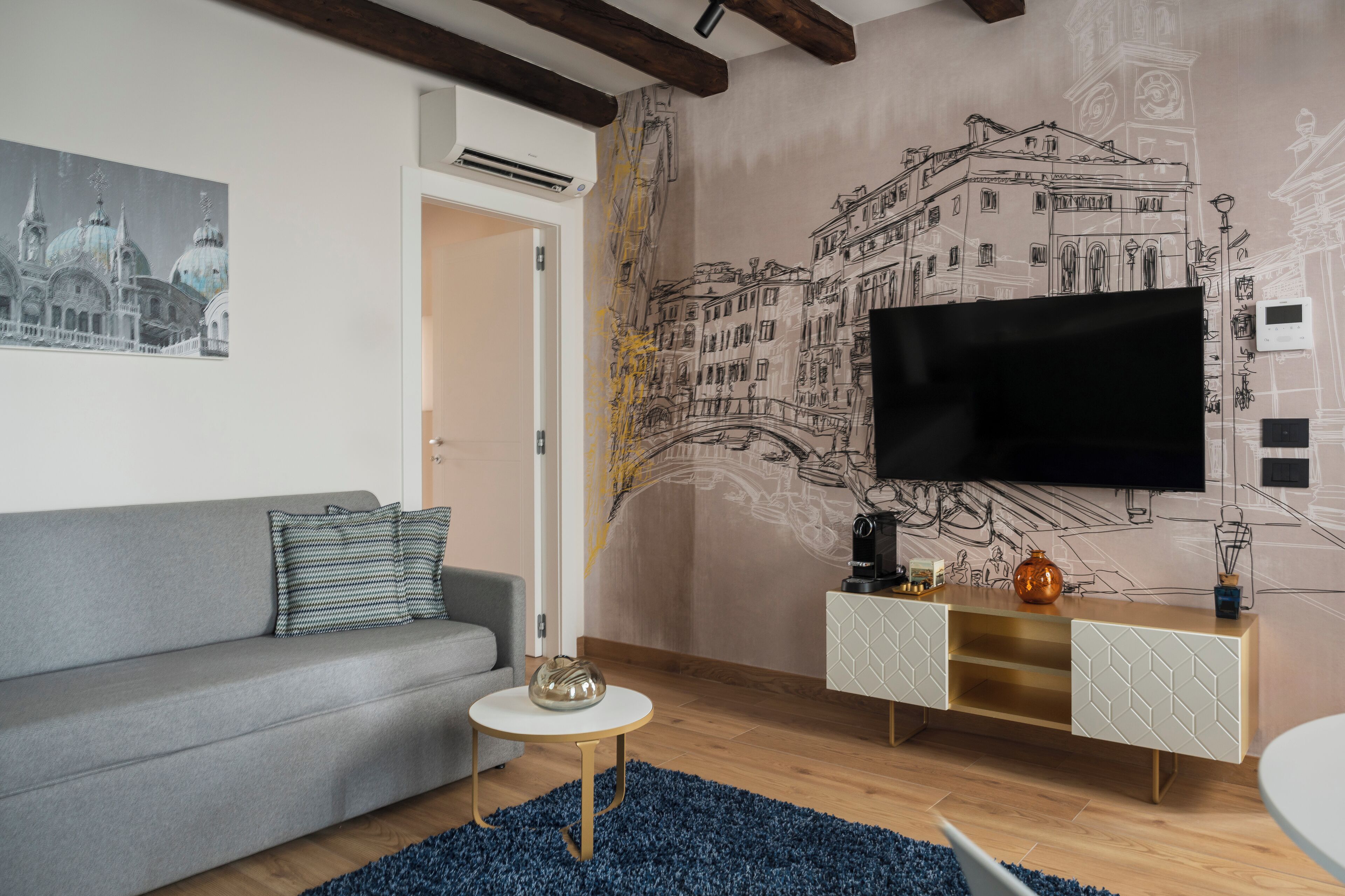 Classic Apartment, Canal View (D31) | Living area