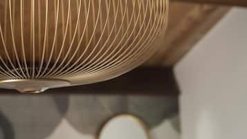 Una lámpara colgante con diseño acanalado, suspendida del techo de madera.