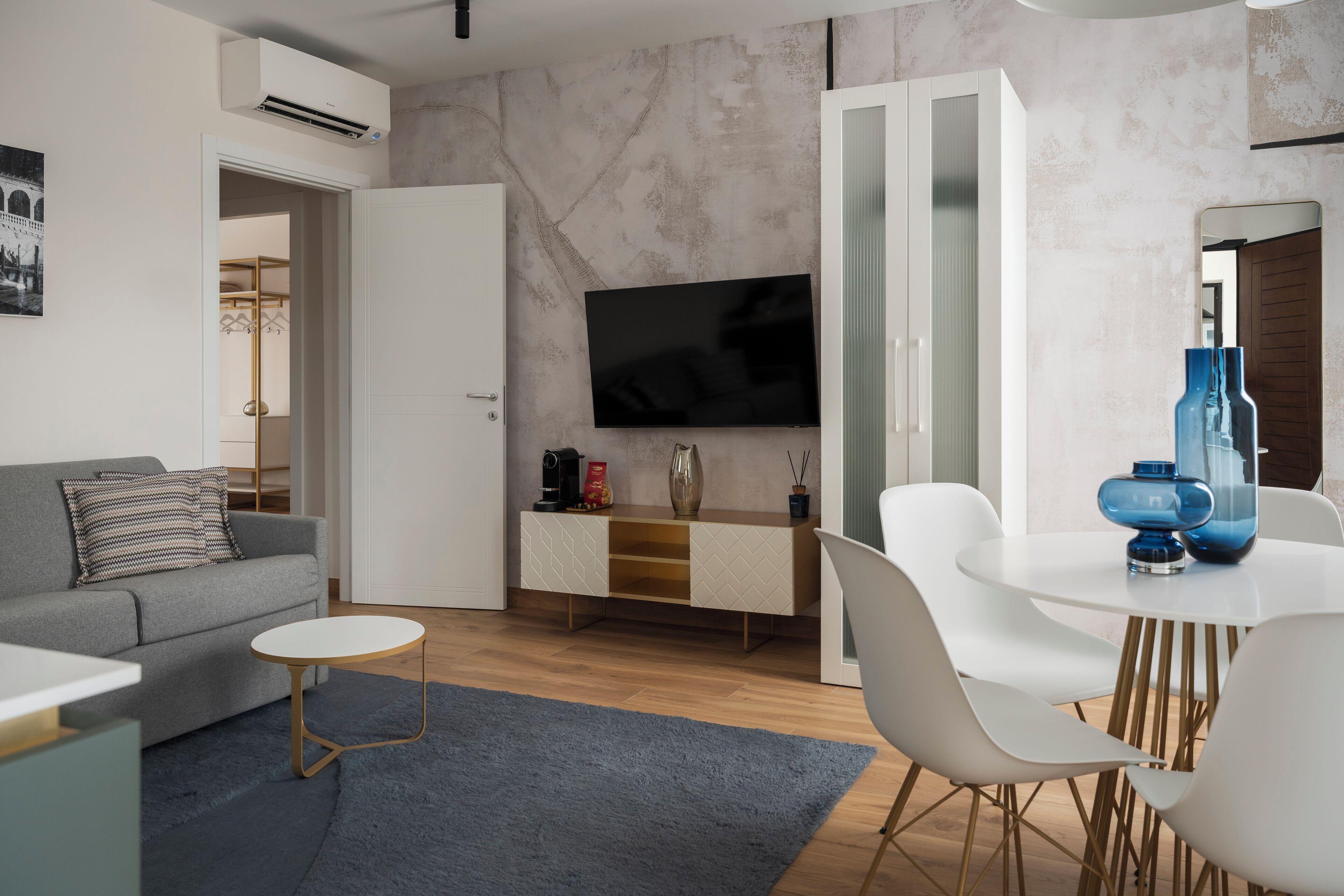 Superior Apartment, Canal View (D28) | Living area