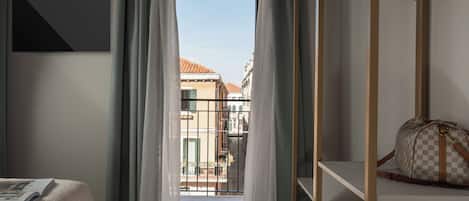2 quartos, cofres nos quartos, cortinas blackout, quartos à prova de som