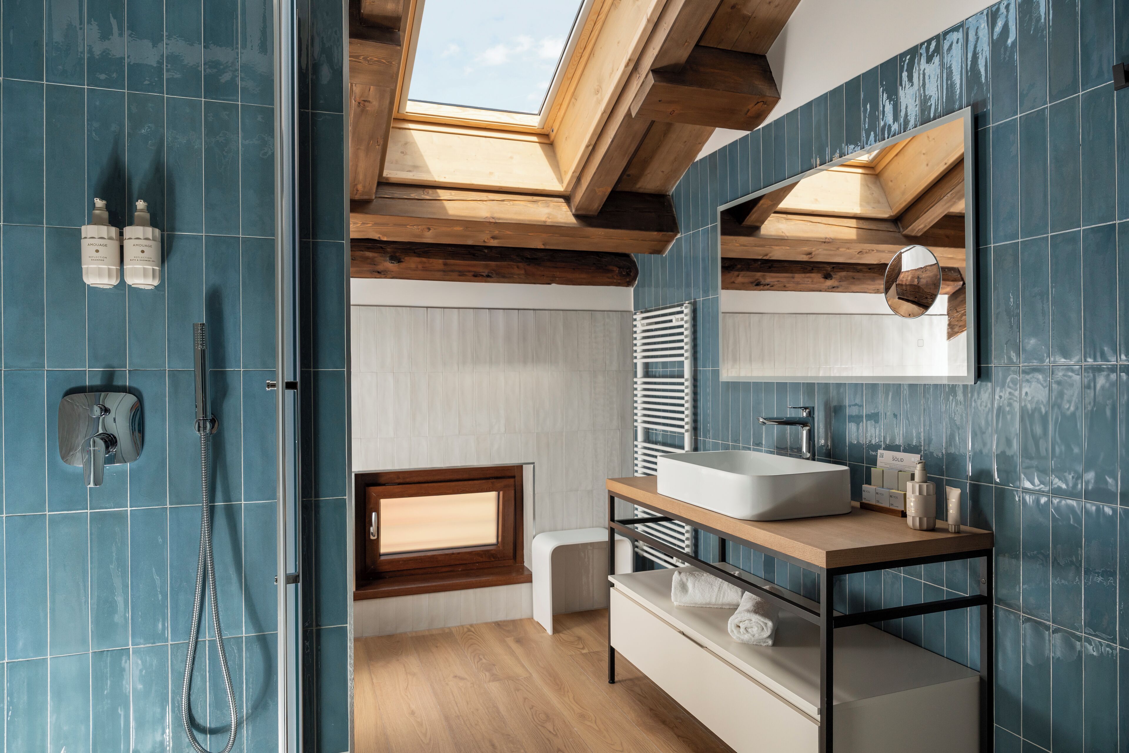 Lägenhet Comfort - utsikt mot trädgården (B15) | Badrum | Hårtork, tofflor och handdukar
