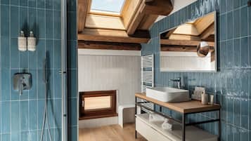 Comfort-Apartment, Gartenblick (B15) | Badezimmer | Haartrockner, Hausschuhe, Handtücher