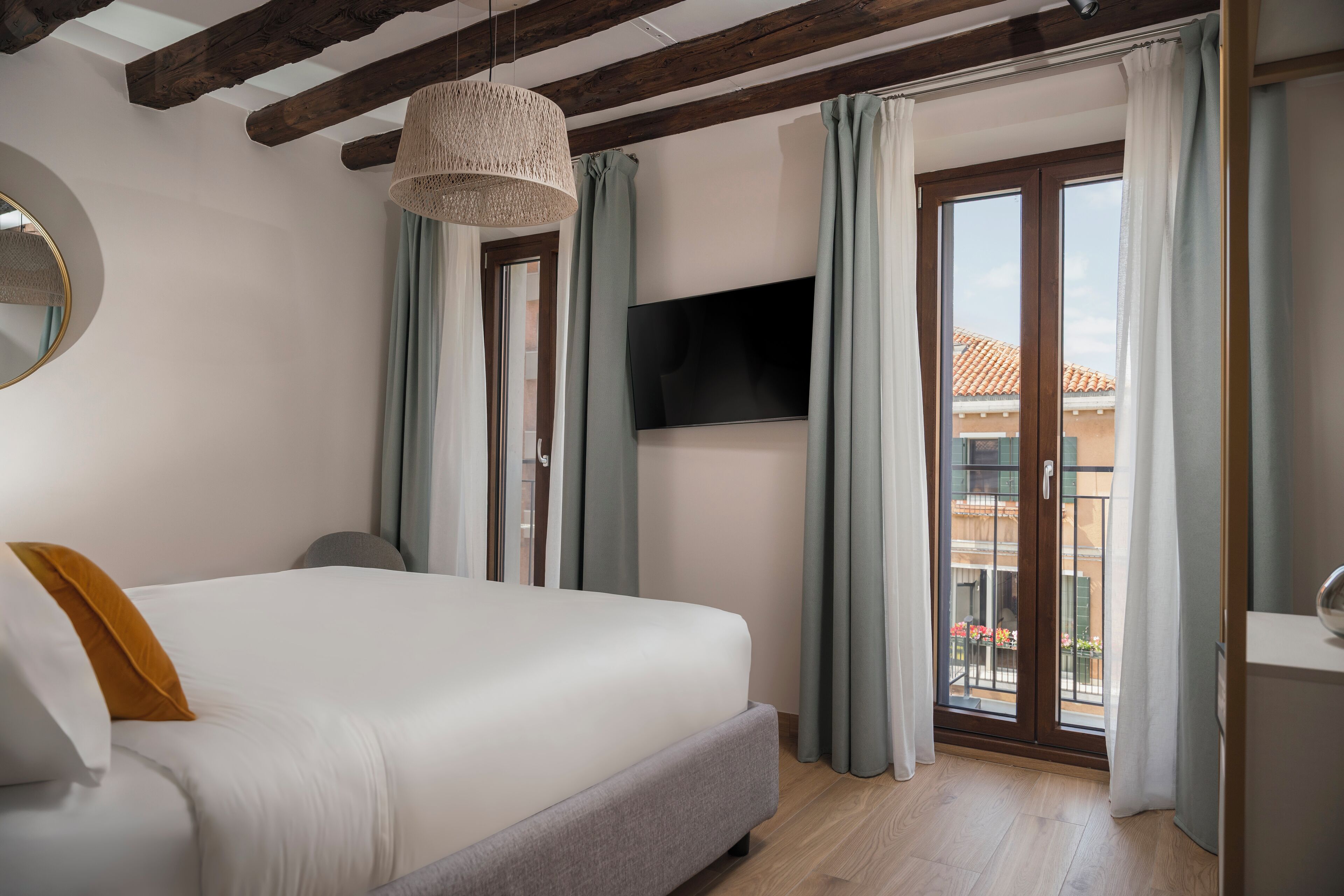 Superior Apartment, Canal View (C23)