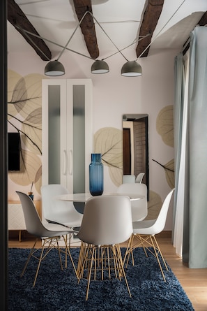 Superior Apartment, Canal View (D30) | Living area | TV - Palazzo Dei Guardiani (Venice)