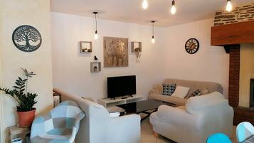 TV, fireplace