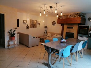 TV, fireplace - FALE TAHI - Les Petites rives de la Motte (PLEUGUENEUC)