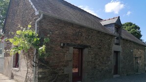 A stone building with a gravel driveway and a small garden area. - FALE LUA - Les Petites rives de la Motte (PLEUGUENEUC)
