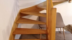 A wooden spiral staircase with six steps leading to a higher level. - FALE LUA - Les Petites rives de la Motte (PLEUGUENEUC)
