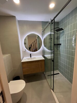 Toallas, jabón, papel de baño 