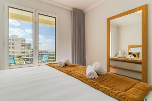 Apartemen Comfort, balkon, pemandangan gunung | 2 kamar tidur, tirai kedap cahaya, kedap suara, dan setrika/meja setrika