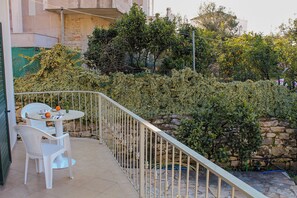 Outdoor dining - Stylish Three Bedroom Holiday Home Near Saranda Beach with BBQ (Saranda)