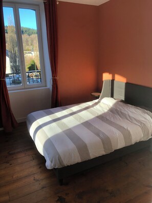 1 bedroom, iron/ironing board, WiFi, bed sheets - L'hôte des voyageurs en pays Limousin room 3 (Lacelle)