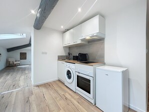 Réfrigérateur, micro-ondes, four, cafetière/bouilloire