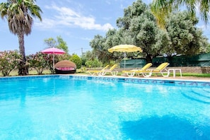 A swimming pool with lounge chairs and umbrellas, surrounded by trees and a palm tree. - Idyllic Farm House Amazing Landscap Sea View (Loulé)