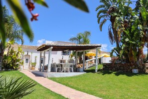 A patio area with outdoor seating, a stone wall, and a sign reading "QUINTA 2013". - Idyllic Farm House With Huge Garden for 14pax (Loulé)