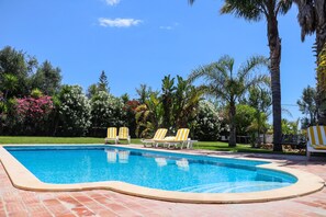 A swimming pool with lounge chairs and palm trees. - Idyllic Farm House With Huge Garden for 14pax (Loulé)