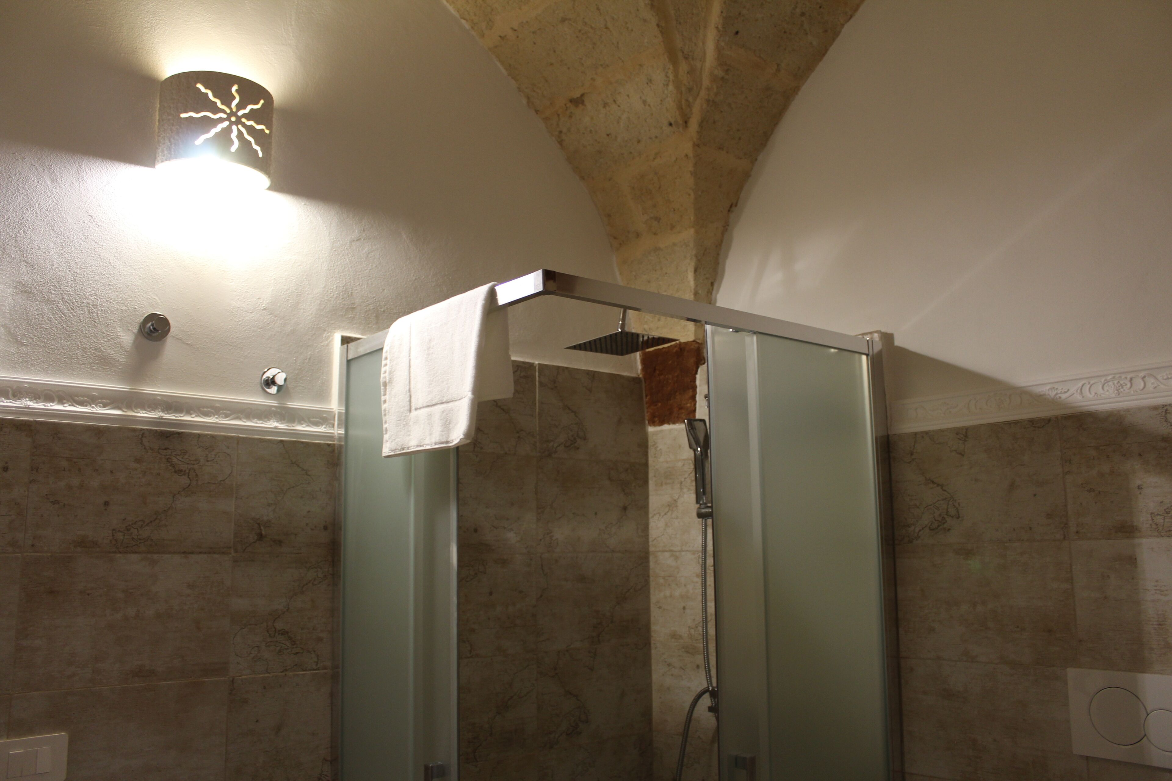 Dusche, umweltfreundliche Kosmetikartikel, Haartrockner, Bidet