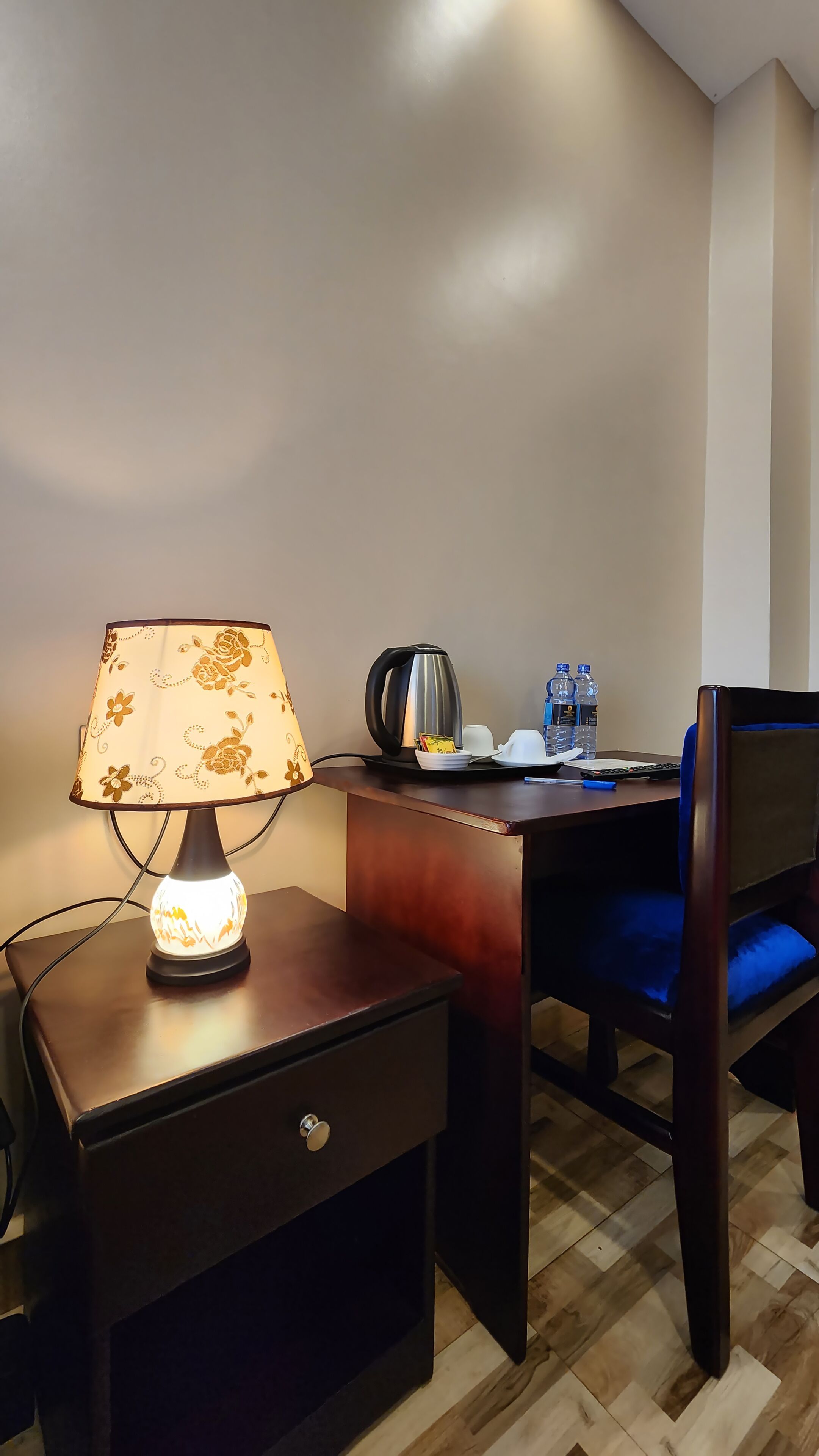 Deluxe Double Room, Garden View | Living area