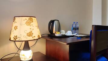 Deluxe Double Room, Garden View | Living area