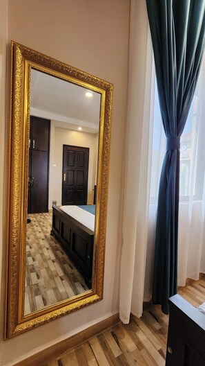 Habitación Deluxe doble, vistas al jardín | Baño | Ducha, zapatillas, toallas y jabón