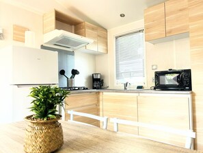 Kühlschrank, Mikrowelle, Herdplatte, Wasserkocher mit Kaffee-/Teezubehör