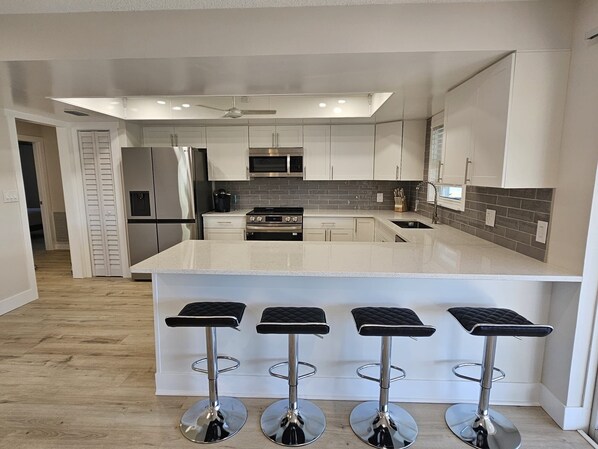 Réfrigérateur, micro-ondes, four, plaque de cuisson