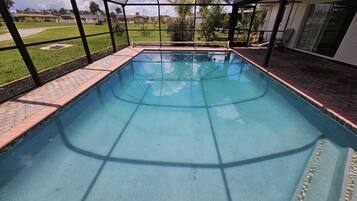 Utendørsbasseng og et oppvarmet basseng