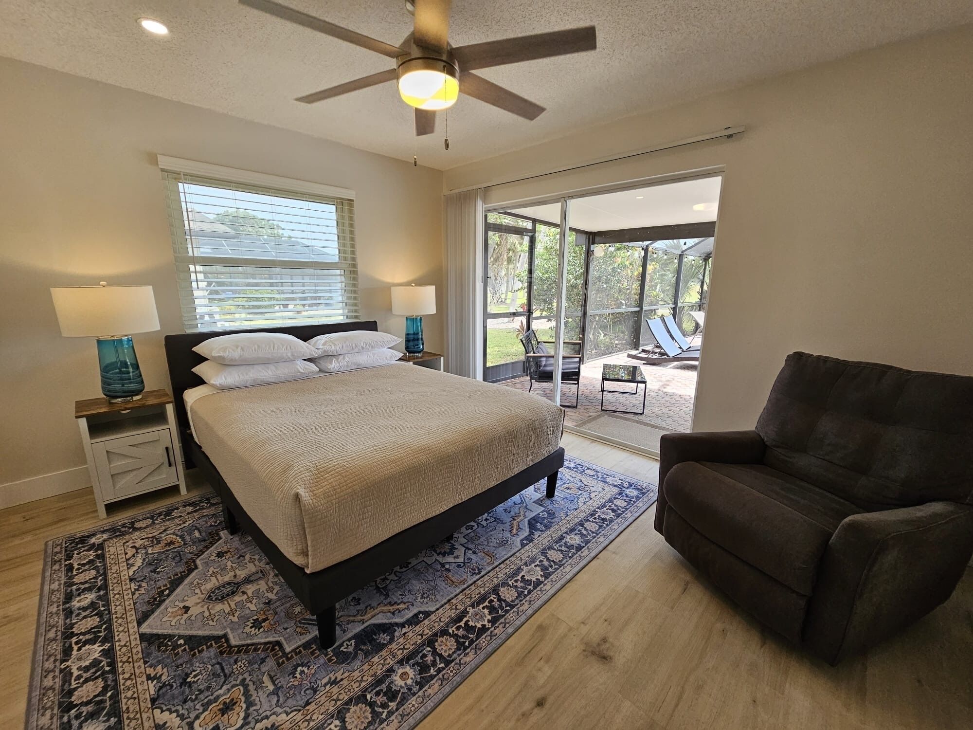 3 slaapkamers, een bureau, een strijkplank/strijkijzer, reisbedje