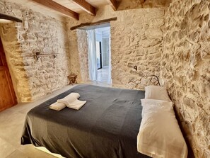 4 bedrooms, iron/ironing board, internet, bed sheets