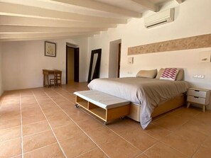 4 chambres, fer et planche à repasser, accès à Internet, literie fournie