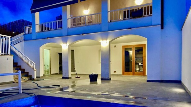 A multi-level building with a pool area, outdoor lighting, and a staircase. - Villas2meet Casa Blanca Porto Cristo (Porto Cristo)
