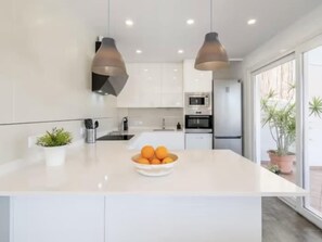 Kjøleskap, mikrobølgeovn, ovn og oppvaskmaskin