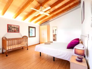 4 bedrooms, iron/ironing board, internet, bed sheets