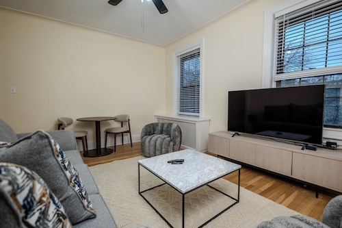 Cozy Corner: Midtown Convenience