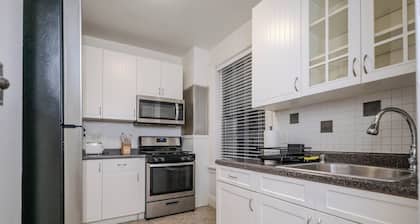Cozy Corner: Midtown Convenience