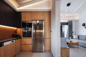 Køleskab, mikrobølgeovn, ovn, kogeplade